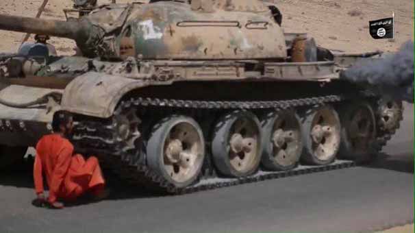 İŞİD Suriya əsgərini tankla əzdi – VİDEO + 18