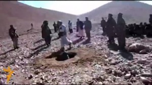19 yaşlı qızı daş-qalaq edərək öldürdülər – Video +18