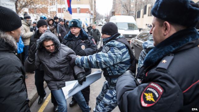 Moskvada Türkiyə səfirliyi daş-qalaq edildi