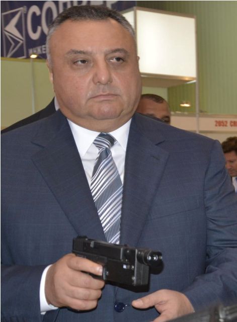 Eldar Mahmudov silahı çəkdi… – FOTO