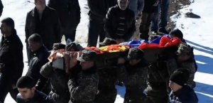 Qarabağda öldürülən erməni əsgərini PKK bayrağına bükdülər-Video
