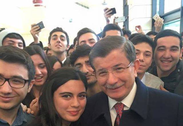 Davudoğlu Bakıda tələbələrlə “selfie” çəkdirdi
