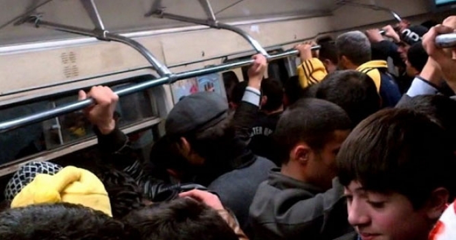 Bakı metrosunda sərnişin polisi döydü