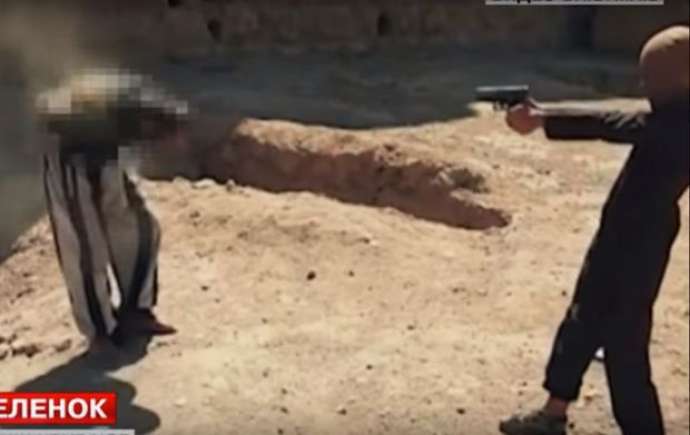 İŞİD-çilərın uşaqları əsirləri oynayarkən öldürürlər – VİDEO (18+)