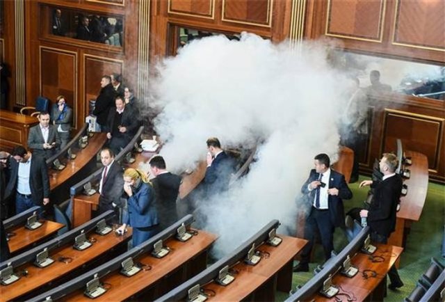 Parlamentə qaz bombası atıldı – VİDEO