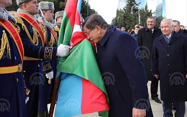 Davudoğlu Azərbaycan bayrağını öpdü – Fotolar