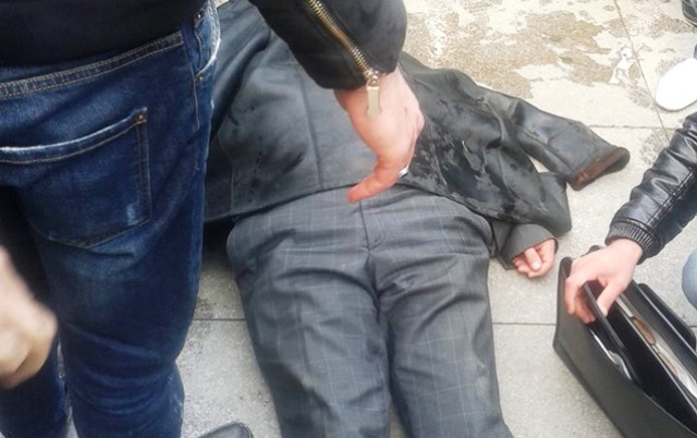 Bakıda jurnalist yolda yıxılaraq öldü – FOTO