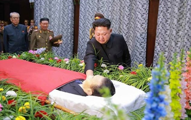 Prezident dostunun ölümünə görə ağladı-Foto