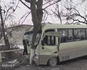 Xaçmazda sərxoş sürücü avtobusu ağaca çırpdı: yaralılar var