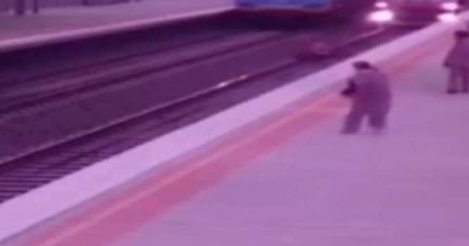 Metroda ölümdən son anda qurtuldu – VİDEO