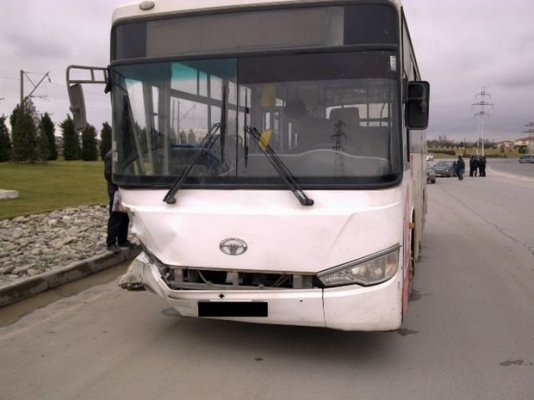Bakıda avtobus iki məktəblini vurdu: Ölən var