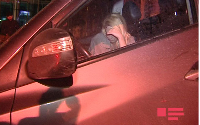 Polis qadın sürücünü evakuatorda apardı – Maşını ilə birlikdə-Video