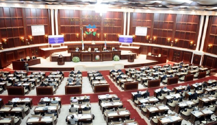 Parlamentin komitə iclasında qalmaqal – Deputatlar yeni qanun layihəsini “topa tutdu”