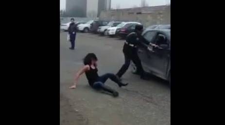 Yol polisiylə bağlı şok video – Qadın sürücünü döydü və… – Video