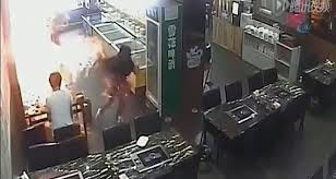 DƏHŞƏT! Gənc qız restoranda diri diri yandı – Video+18