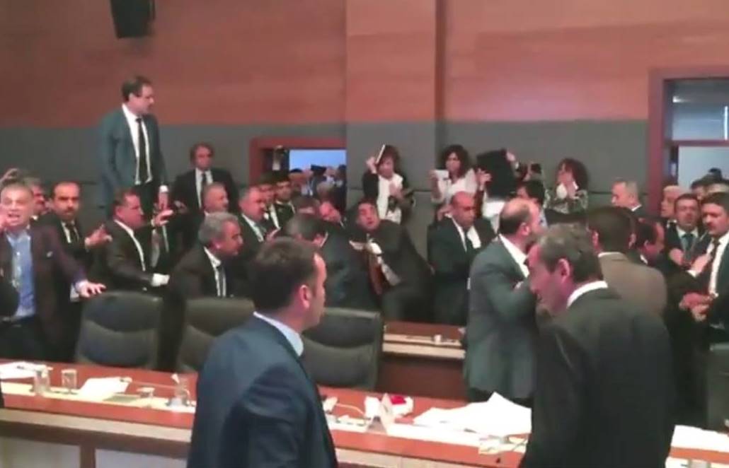 Deputatlar yumruqlaşdı – Türkiyə BMM-də dava – Video