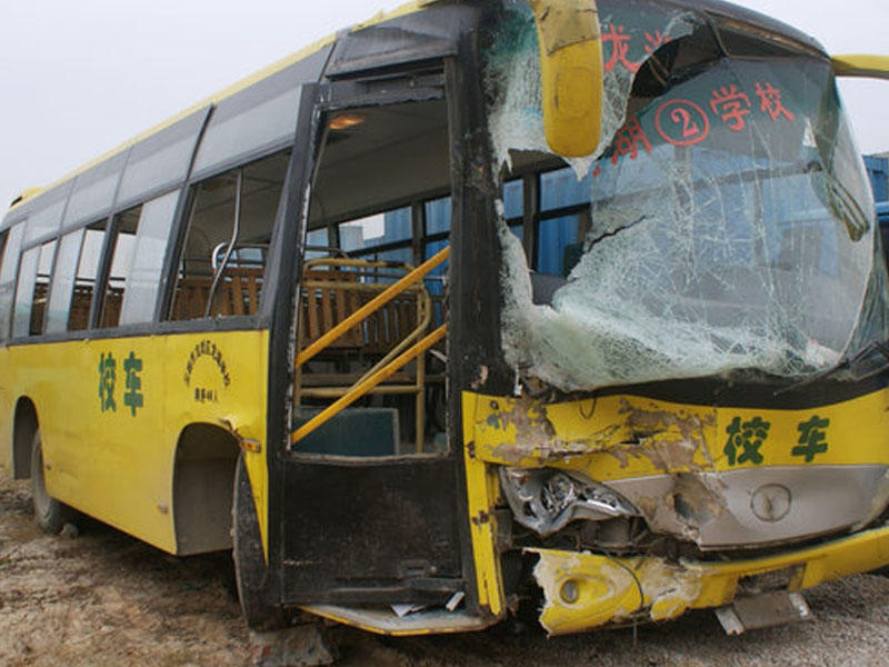 Məktəb avtobusu aşdı: 2 ölü, 10 yaralı