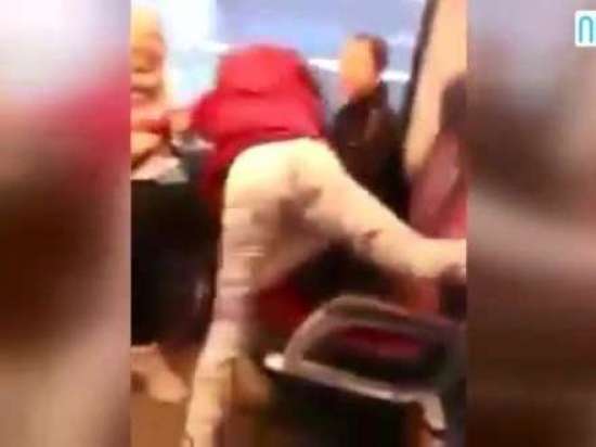Metroda dava: gənc oğlan qızları yumruqladı – Video