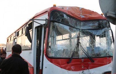 Ağstafada avtobus minik maşını ilə toqquşdu – Ölən və yaralanan var