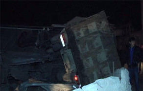 Sürücü yük avtomobilini təmir edərkən – Altında qaldı