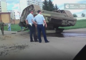 T-80 tankı yolun ortasında arxası üstə çevrildi – Video