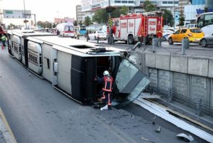 İstanbulda metrobus hündürlükdən aşdı: yaralananlar var – Fotolar