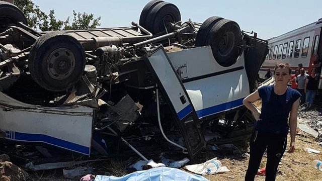 Türkiyədə avtobusla qatar toqquşdu – 6 ölü, 15 yaralı-Fotolar