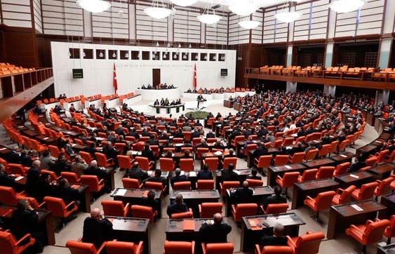 Türkiyə parlamentində həyəcan – İnsanlar çıxarılır