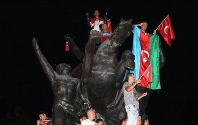 Azərbaycanlılar türklərlə birgə meydanda – FOTO