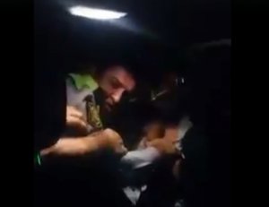 Sürücü ilə yol polisi əlbəyaxa oldu – Video