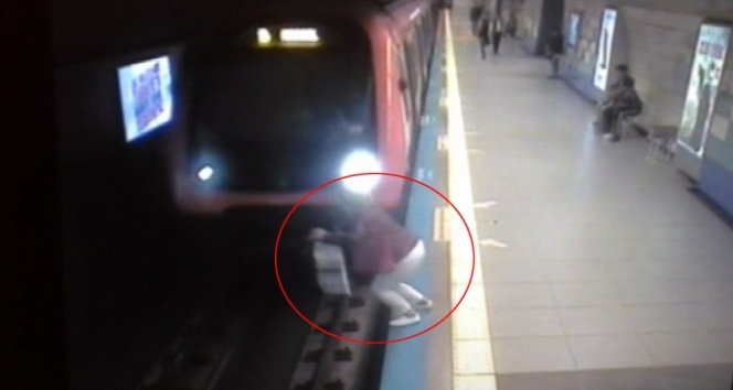 Metroda baş verən intihar anbaan görüntüləndi – VİDEO