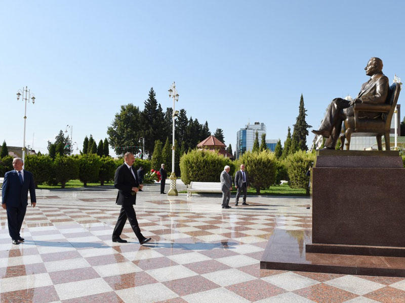 Prezident Xaçmazda ümummilli lider Heydər Əliyevin abidəsini ziyarət edib