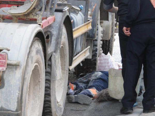 Təmizlik işçisi betonqarışdıran maşının altında qaldı – Fotolar