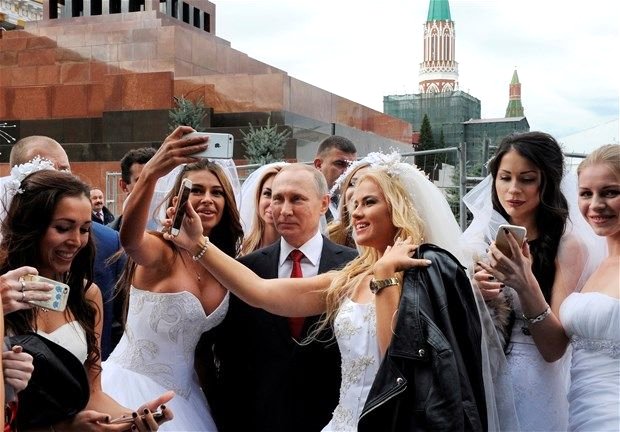 Rus gəlinlər Putinlə selfie yarışına girdi – Fotolar