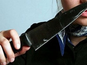 12 yaşlı qız iki həmyaşıdını bıçaqladı