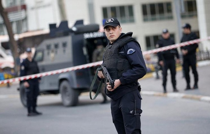 AKP-nin binasına silahlı hücum – 3 polis yaralanıb