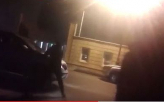 Xanım sürücü avtomobilini polisin üzərinə sürdü – Bakıda + Video