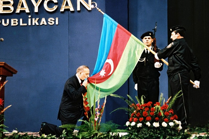 Bu gün Heydər Əliyevin ilk dəfə prezident seçildiyi gündür