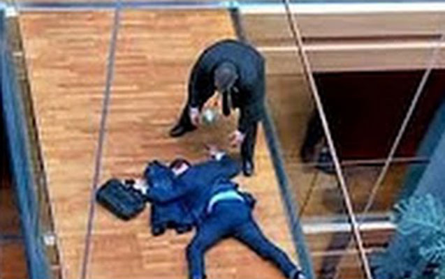 Deputat parlamentin pəncərəsindən yıxıldı – Video