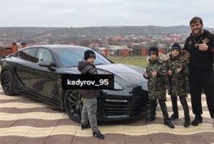 Kadırov uşaqlarının məşqçisinə maşın bağışladı – Foto