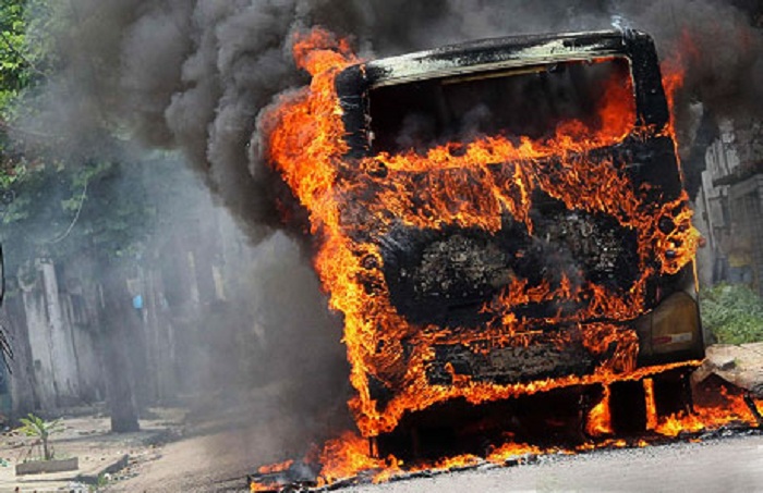 Azərbaycanda futbolçuları daşıyan avtobus yandı