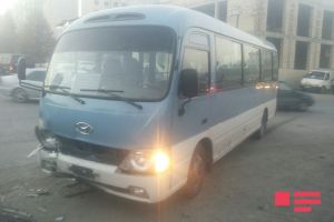 Avtobus minik avtomobili ilə toqquşub – Foto