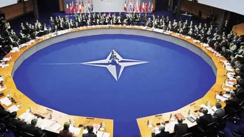 NATO-nun iclasında gərginlik: Nazir erməni deputatı susdurdu