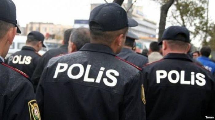 Ticarət mərkəzində polis bıçaqlandı – Azərbaycanda