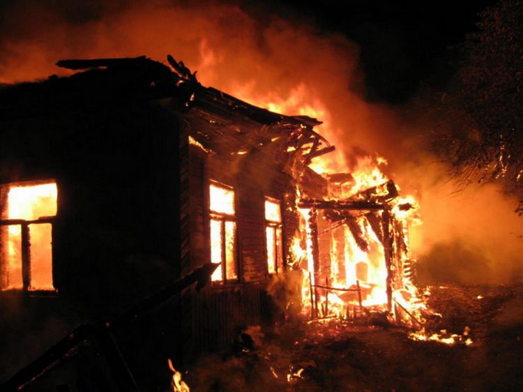 Qusarda 8 otaqlı ev yandı