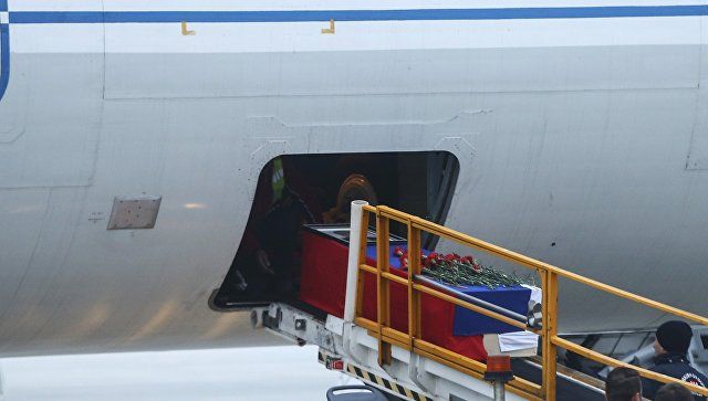 Çavuşoğlu Rusiya səfirinin cənazəsini Moskva aeroportunda qarşılayıb