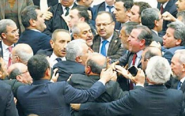 Parlamentdə dava: Kürd deputat döyüldü – VİDEO