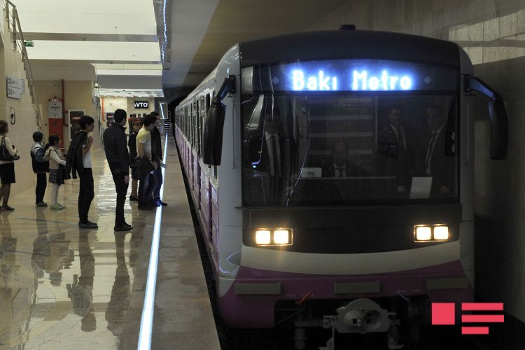 Bakı metrosunda kişi özünü qatarın altına atıb – YENİLƏNİB