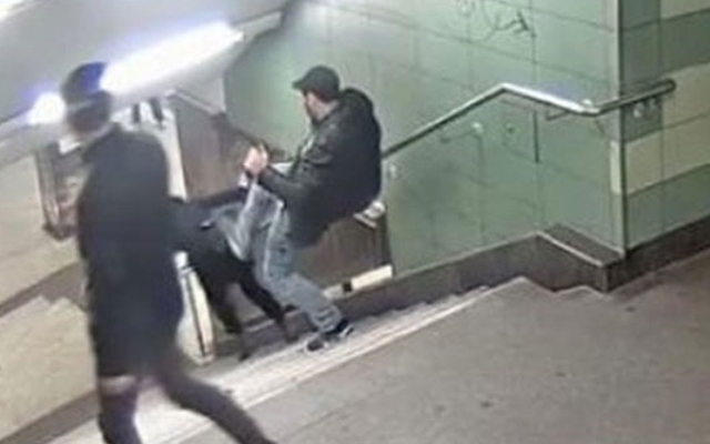 Metroda qadını pilləkəndən itələdilər – Video