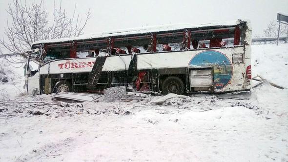 Avtobus uçuruma yuvarlandı: 5 ölü